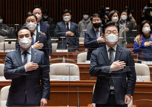 이재명 더불어민주당 대표와 박홍근 원내대표 등 의원들이 6일 오후 서울 여의도 국회에서 열린 의원총회에서 국민의례를 하고 있다. 2023.1.6/뉴스1