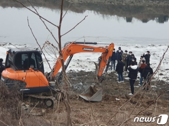 검찰이 6일 경기 파주시 공릉천변 일대에서 택시기사와 동거 여성을 살해한 혐의로 구속된 이기영(31)을 대동해 시신을 유기했다고 지목한 장소에 대한 현장검증을 진행하고 있다.