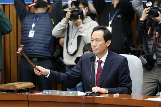 우상호 국회 용산 이태원 참사 진상규명과 재발방지를 위한 국정조사특별위원회 위원장이 6일 서울 여의도 국회에서 열린 국정조사 2차 청문회에서 의사봉을 두드리고 있다. 2023.1.6/뉴스1