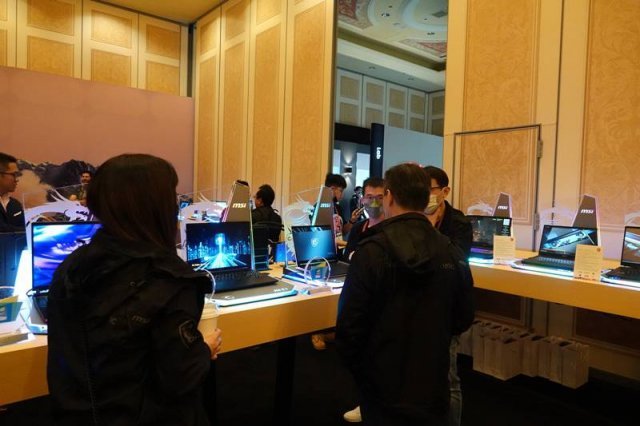 MSI 전시 부스에서 관람객들이 노트북을 살펴보고 있다, 출처: IT동아