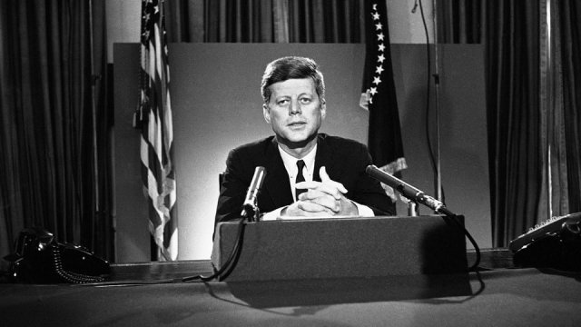 쿠바 미사일 위기 대 백악관 집무실에서 대국민 연설을 학 있는 존 F 케네디 대통령. 존 F 케네디 도서관 홈페이지