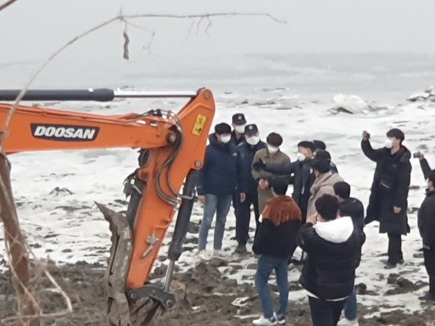 검찰이 6일 경기 파주시 공릉천변 일대에서 택시기사와 동거 여성을 살해한 혐의로 구속된 이기영(31)을 대동해 시신을 유기했다고 지목한 장소에 대한 현장검증을 진행하고 있다. 2023.1.6/뉴스1