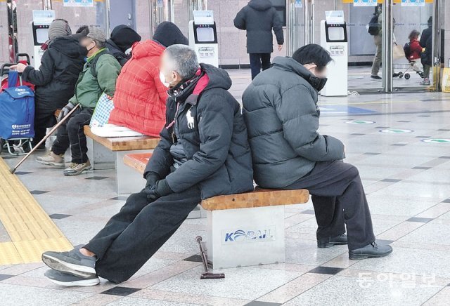 6일 오후 서울 영등포구 지하철 1호선 영등포역을 찾은 성수현 씨(64·왼쪽)와 A 씨가 벤치에 앉아 시간을 보내고 있다.
 매일 영등포역을 찾는다는 이들은 이날도 오전 6시부터 저녁 시간까지 역을 배회하다 인근에 있는 집으로 돌아갔다. 소설희 기자 facthee@donga.com