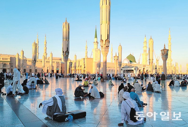 사우디아라비아 정부는 메카와 함께 이슬람 최대 성지인 메디나를 지난해 처음으로 비(非)무슬림 외국인 관광객에게도 개방했다. 메디나
 최대의 이슬람 사원인 ‘예언자의 모스크’의 그린돔 아래에는 이슬람교 창시자인 무함마드의 무덤이 있다.