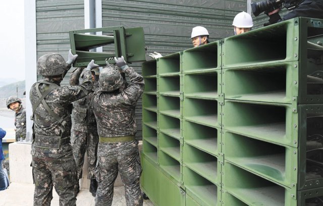 군 장병들이 남북 판문점 선언 다음 달인 2018년 5월 경기 파주시 민간인 통제구역 내에 설치돼 있던 고정형 대북 확성기를 철거하는 모습. 파주=사진공동취재단