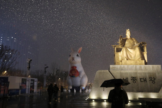 전국에 눈이나 비가 예보된 6일 오후 서울 세종대로 광화문광장 인근에서 시민들이 발걸음을 재촉하고 있다. 2023.1.6/뉴스1