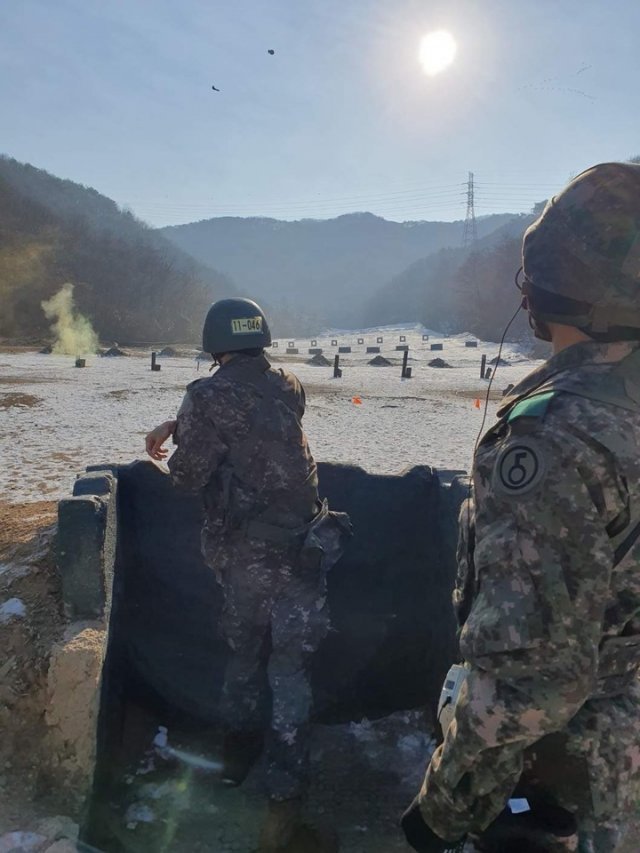 수류탄 훈련을 받는 진(왼쪽)의 뒷모습. ‘더캠프’ 캡처