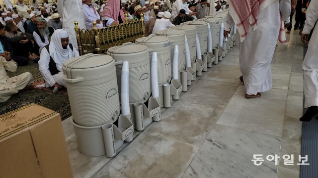 예언자의 모스크 내부에 있는 잠잠 우물의 성수.   사우디관광청 제공