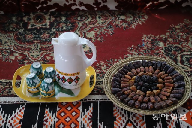 아랍인들이 간식으로 즐겨먹는 대추야자(오른쪽)와 아라비아 커피