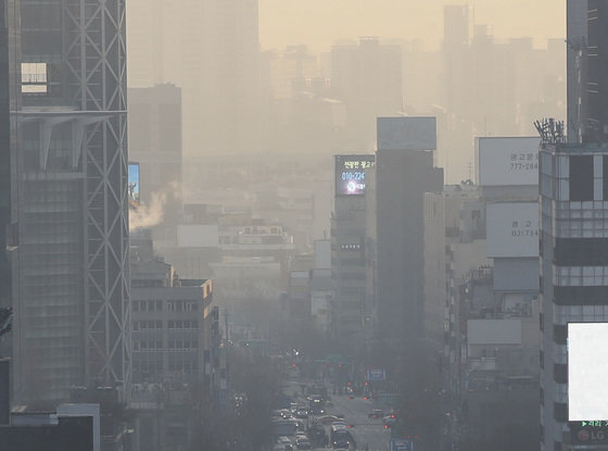 수도권 전역에 미세먼지 예비저감조치가 내려진 6일 오전 서울시교육청에서 바라본 도심이 뿌옇게 보이고 있다. 2023.1.6/뉴스1