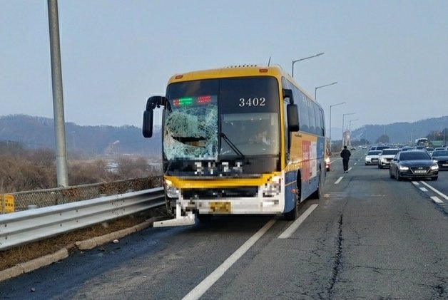 7일 오후 4시25분쯤 충북 청주시 흥덕구 옥산면 경부고속도로 상행선 317㎞ 지점에서 승객을 태운 고속버스와 승합차 추돌사고가 발생했다. 2022.01.07 충북소방본부 제공