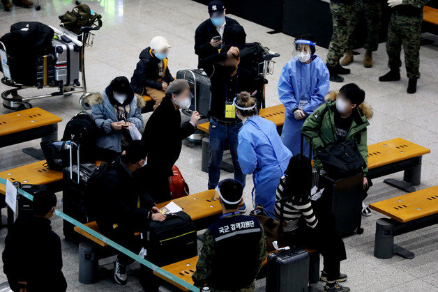 7일 인천국제공항 제1터미널에 도착한 중국발 여행객들이 코로나19 검체 검사를 받기 위해 대기하고 있다.  2022.1.7/뉴스1 ⓒ News1