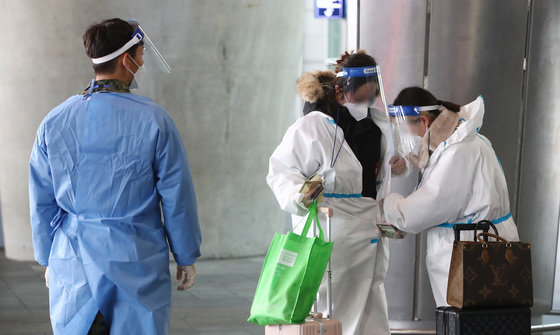 중국에서 한국으로 들어오는 입국자에 대해 신종 코로나바이러스 감염증(코로나19) 음성 확인서 제출이 의무화된 5일 오후 인천국제공항을 통해 입국한 중국인들이 방역복을 여미고 있다. 방역당국에 따르면 오는 7일부터 중국과 인접한 국가인 홍콩·마카오 출발 입국자에 대해서도 코로나19 음성확인서 제출이 의무화된다. 2023.1.5/뉴스1 ⓒ News1