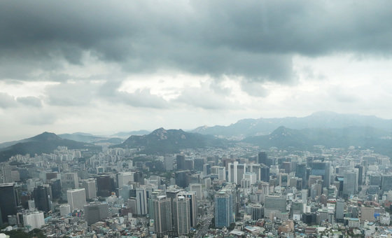 서울 남산타워에서 보이는 빌딩숲이 위로 먹구름이 끼어있다. 2020.7.22/뉴스1 ⓒ News1