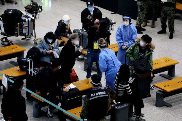 7일 인천국제공항 제1터미널에 도착한 중국발 여행객들이 코로나19 검체 검사를 받기 위해 대기하고 있다. 정부당국은 중국발 입국자에 대한 입국 전 코로나19 음성확인서 제출 의무화 둘쨋날인 6일 입국자 36명이 양성 판정을 받았다고 밝혔다. 이는 입국자 4~5명 중 1명은 한국에 오고 확진을 알게 된 셈이다. 2022.1.7/뉴스1 ⓒ News1