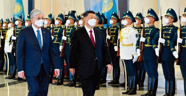 시진핑 중국 국가주석(오른쪽)이 지난해 9월 카심-조마르트 토카예프 카자흐스탄 대통령과 함께 카자흐스탄 의장대를 사열하고 있다. GT