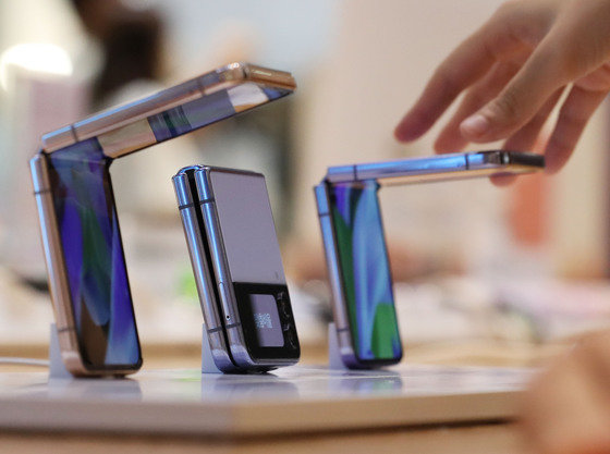 지난해 8월11일 서울 서초구 삼성 딜라이트샵에서 시민들이 삼성전자의 새로운 폴더블폰인 ‘갤럭시Z 플립4’를 살펴보고 있다. 2022.8.11/뉴스1 ⓒ News1