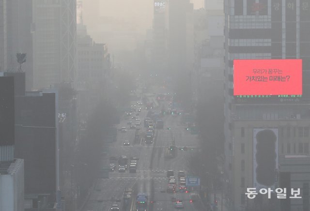 8일 오전 서울 종로구 서울시교육청에서 바라본 도심이 뿌옇게 보이고 있다. 뉴스1