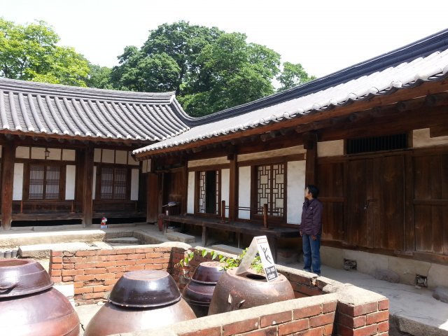 한국의 대표적 부잣집 중 하나인 경주 최부짓집은 뒤뜰에 나무만 듬성듬성 있다.  뒤뜰을 다른 용도로 활용하지 못하게 함으로써 지맥(地脈)과 형화방의 양 기운을 보호하려는 의도다.