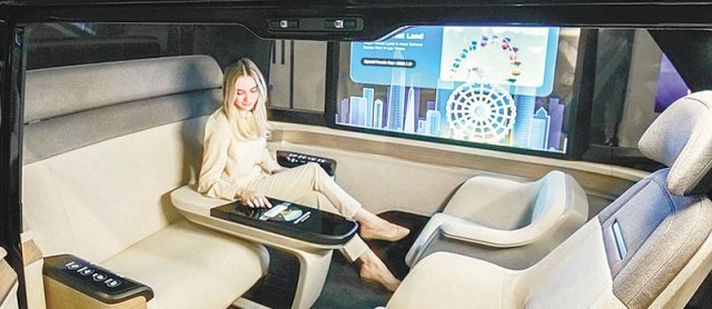 LG디스플레이 모델이 세계 최대 정보기술(IT)·가전 전시회 ‘CES 2023’에서 차량용 유기발광다이오드(OLED)가 적용된 인포테인먼트를 작동하고 있다. LG디스플레이 제공