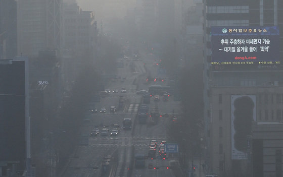 수도권 전역에 미세먼지 예비저감조치가 이어지고 있는 8일 오전 서울시교육청에서 바라본 도심이 뿌옇게 보이고 있다. 2023.1.8/뉴스1