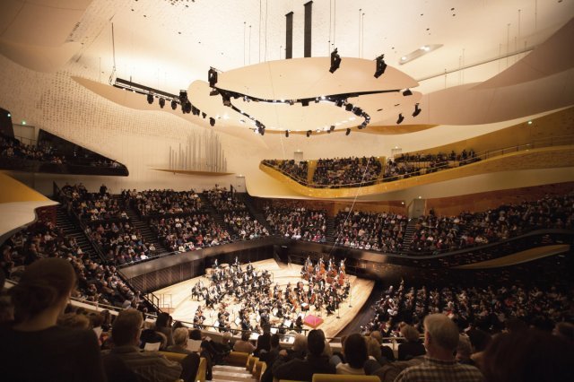 필하모니 드 파리의 메인 콘서트홀인 ‘피에르 불레즈 그랜드 홀’에서  프랑스 국립 오케스트라가 연주 시작을 기다리고 있다.  필하모니 드 파리 홈페이지