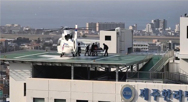 8일 오후 한라산에서 닥터헬기로 이송된 응급환자가 한라병원으로 이송되고 있다.(제주도 제공)