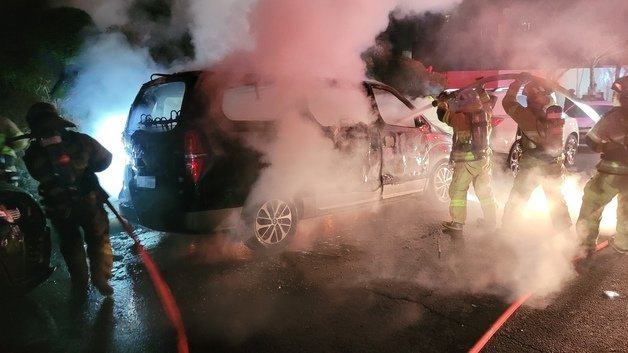 9일 제주시 연동의 한 호텔 인근 도로변에 주차돼 있던 차량에서 불이 났다.(제주소방서 제공)