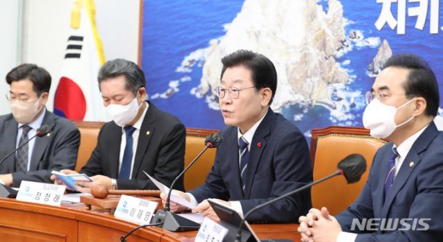 더불어민주당 이재명 대표(오른쪽 두 번째)가 9일 오전 서울 여의도 국회에서 열린 최고위원회의에서 발언하고 있다. 뉴시스