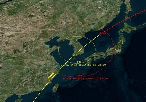 9일 오전 4시 분석 기준 미국 지구관측위성의 추락 예상 범위 내 한반도 통과 예측 궤적, 대전 중심 반경 500㎞(노란색)와 1000㎞(붉은색) 범위 (과학기술정보통신부 제공) 2023.01.09