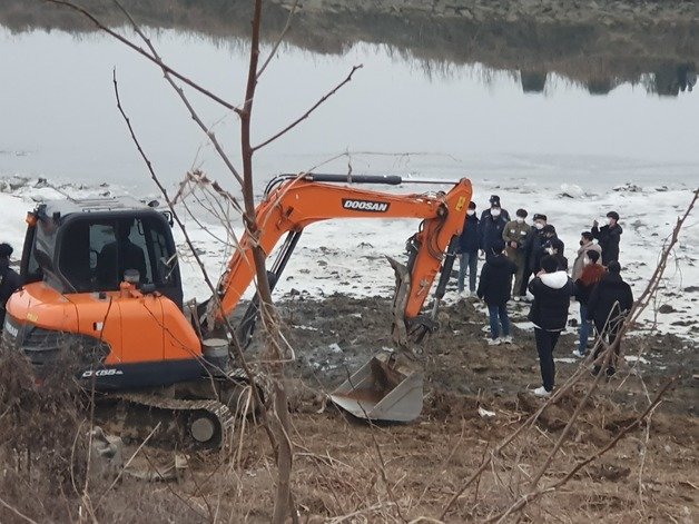 검찰이 6일 경기 파주시 공릉천변 일대에서 택시기사와 동거 여성을 살해한 혐의로 구속된 이기영(31)을 대동해 시신을 유기했다고 지목한 장소에 대한 현장검증을 진행하고 있다. 2023.1.6/뉴스1