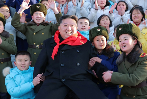 김정은 북한 노동당 총비서가 지난 1일 조선소년단 9차 대회 참가자들과 기념사진을 찍고 있다. (평양 노동신문=뉴스1)