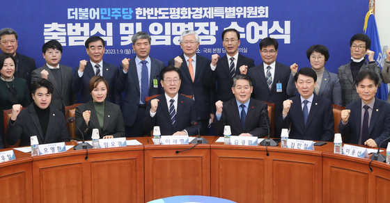 이재명 더불어민주당 대표가 9일 서울 여의도 국회에서 열린 한반도평화경제특별위원회 출범식에서 참석자들과 함께 기념 촬영을 하고 있다.