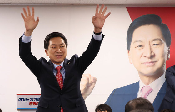국민의힘 당권주자인 김기현 의원이 9일 서울 여의도 자신의 ‘이기는 캠프’ 개소식에서 지지자들을 향해 인사하고 있다. 사진공동취재단