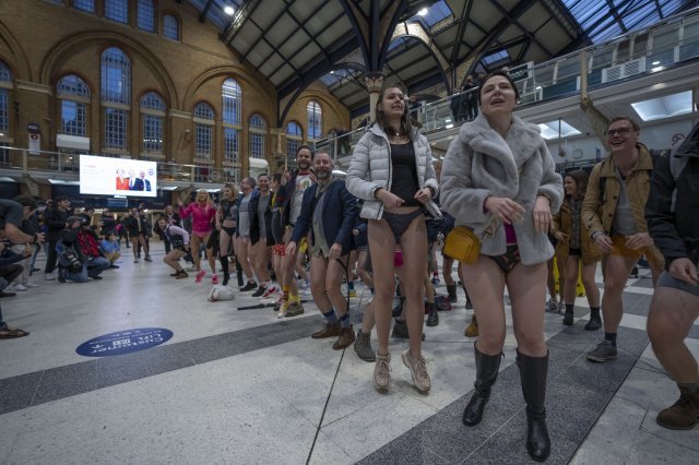 8일(현지시간) 영국 런던에서 연례 ‘바지 벗고 지하철 타기’ 행사가 열렸다. 게티이미지코리아