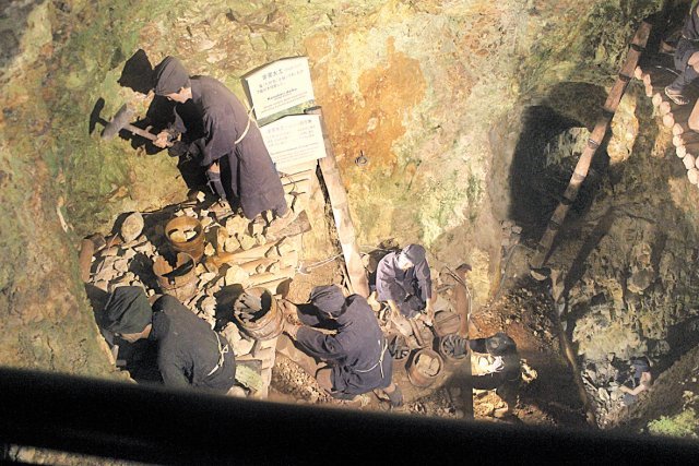 일본 니가타현 사도광산 내 갱도에 밀랍 인형으로 재현된 에도시대 광부들의 채굴 장면. 동아일보 DB