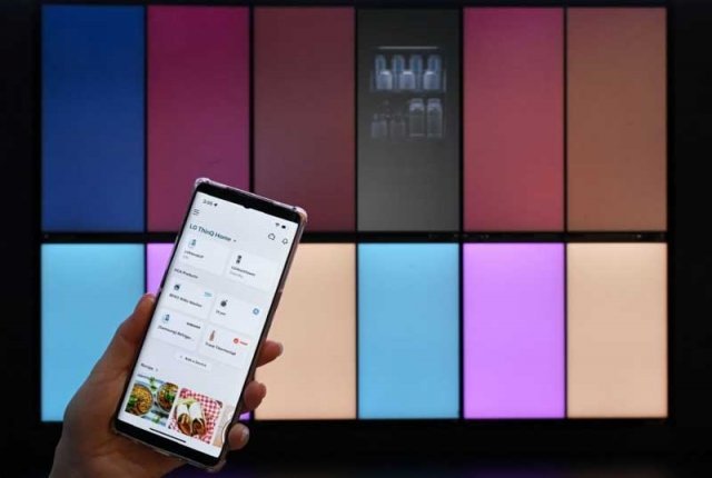 LG 씽큐 모바일 앱을 통해 도어 색상의 변경이 가능한 ‘무드업 냉장고’(출처=LG전자)