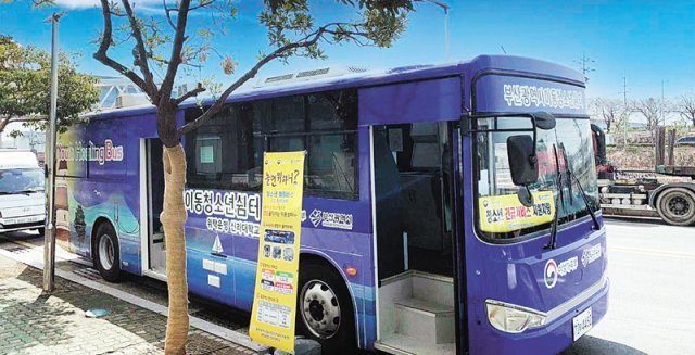 청소년 힐링버스 부산시이동청소년쉼터에서 운영 중인 ‘청소년 힐링버스’. 45인승 버스를 개조해 거리를 배회하는 가출 
청소년 등에게 휴식과 상담을 제공하기 위해 간호사와 상담사 등이 타고 있다. 부산여성가족개발원은 “힐링버스 운영을 확대해야 
한다”고 했다. 부산시이동청소년쉼터 제공