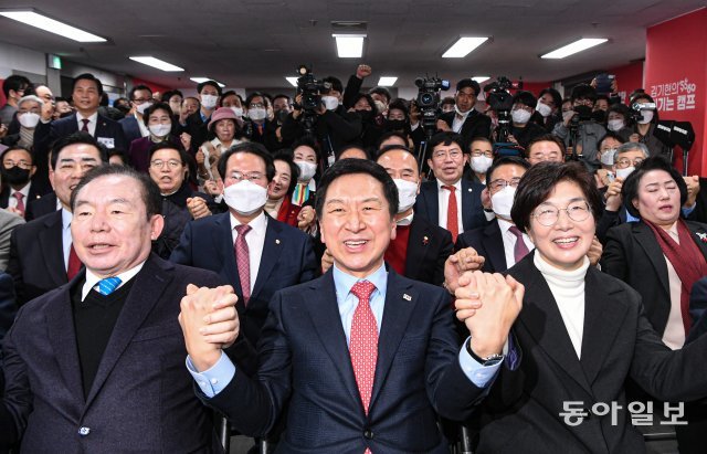 국민의힘 김기현 의원이 9일 오후 서울 여의도에서 열린 전당대회 당대표 출마를 위한 이기는 캠프 개소식에서 기념촬영을 하고 있다. 뉴시스