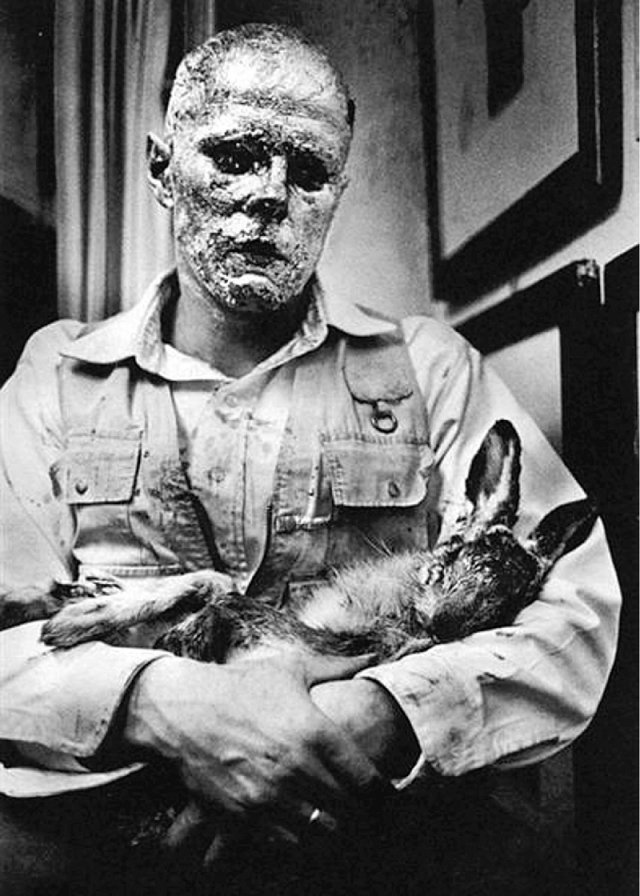 독일 예술가 요제프 보이스의 1965년 퍼포먼스 ‘죽은 토끼에게 그림을 설명하는 법’. 사진 출처 위키아트