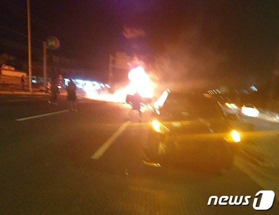 세종시 국도 1호선을 달리던 전기차에서 화재가 발생해 전소됐다. 뉴스1