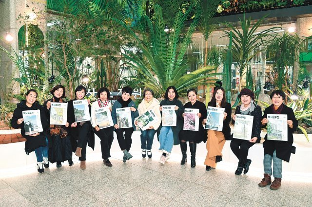 경기 부천시의 시정 소식지인 ‘복사골 부천’을 함께 만드는 시민기자들이 모여 그동안 발행한 소식지를 들고 환하게 웃고 있다. 부천시 제공