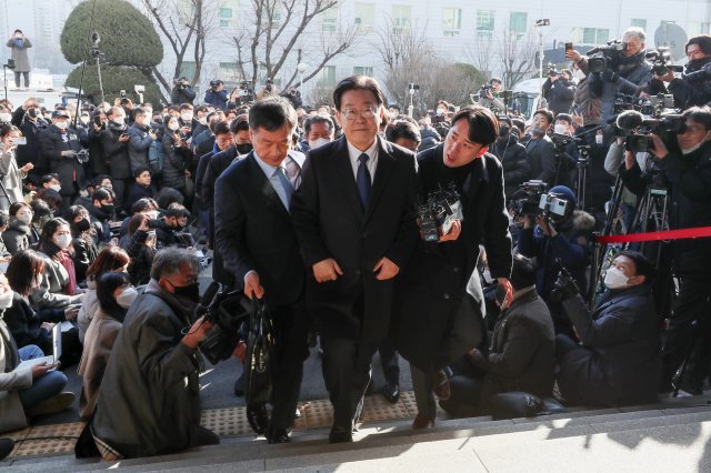 이재명 더불어민주당 대표가 성남FC 후원금 의혹 사건 관련 조사를 받기 위해 10일 오전 경기 수원지방검찰청 성남지청에 출석하고 있다. 사진공동취재단