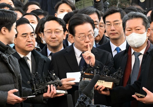 이재명 더불어민주당 대표가 성남FC 후원금 의혹 사건과 관련 검찰 조사를 받기 위해 10일 오전 경기 수원지방검찰청 성남지청에 출석하며 입장을 밝히기에 앞서 지지자들한테 조용히 해 줄 것을 요구하고 있다. 사진공동취재단