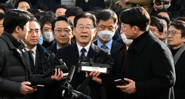 이재명 더불어민주당 대표가 성남FC 후원금 의혹 사건 관련 조사를 받기 위해 10일 오전 경기 수원지방검찰청 성남지청에 도착해 입장을 밝히고 있다. 사진공동취재단