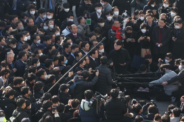 이재명 더불어민주당 대표가 성남FC 후원금 의혹 사건 관련 검찰 조사를 받기 위해 10일 오전 경기 수원지방검찰청 성남지청에 출석하며 입장을 밝히고 있다.  사진공동취재단