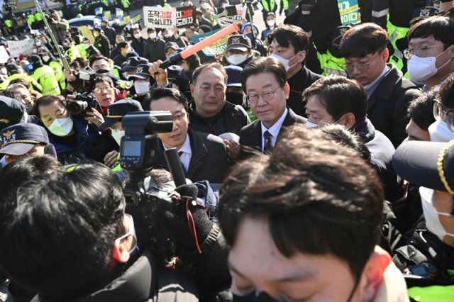 이재명 더불어민주당 대표가 성남FC 후원금 의혹과 관련한 조사를 받기 위해 10일 오전 경기 수원지방검찰청 성남지청에 출석하고 있다. 사진공동취재단