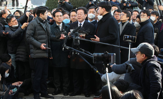 이재명 더불어민주당 대표가 성남FC 후원금 의혹 사건 관련 검찰 조사를 받기 위해 10일 오전 경기 수원지방검찰청 성남지청에서 출석하기 전 입장을 밝히고 있다. 제1야당 현직 대표가 검찰에 피의자 신분으로 출석하는 것은 헌정 사상 처음이다. 이날 박홍근 원내대표와 정청래 최고위원 등 당지도부와 소속의원들이 대거 나와 이 대표의 검찰 출석 모습과 입장발표 장면을 지켜봤다. 사진공동취재단