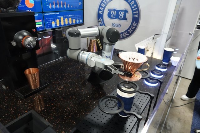 넥스트페이먼츠의 AI로봇으로 커피를 만들 수 있다, 출처=IT동아