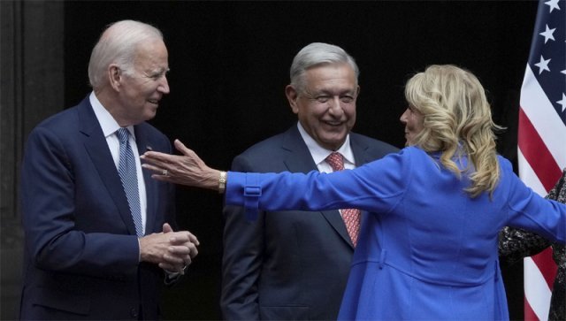 美-멕시코 정상 회동 조 바이든 미국 대통령, 안드레스 마누엘 로페스 오브라도르 멕시코 대통령, 바이든 대통령의 부인 질 여사(왼쪽부터)가 9일 멕시코 수도 멕시코시티에서 열린 환영식에서 인사하고 있다. 멕시코시티=AP 뉴시스
